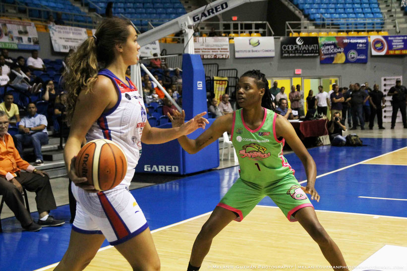 Kathryn Westbeld de las Atenienses en acción ofensiva fue la mejor en la noche con 27 puntos / foto por BNSF