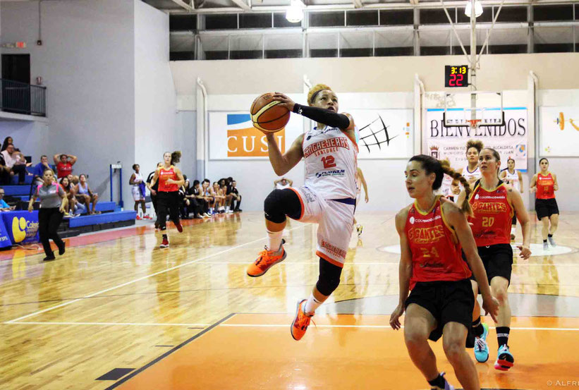 Dayshalee Salamán de las Cangrejeras de Santurce burla la defensa de las Gigantes en el Colegio Universitario / Foto por BSNF
