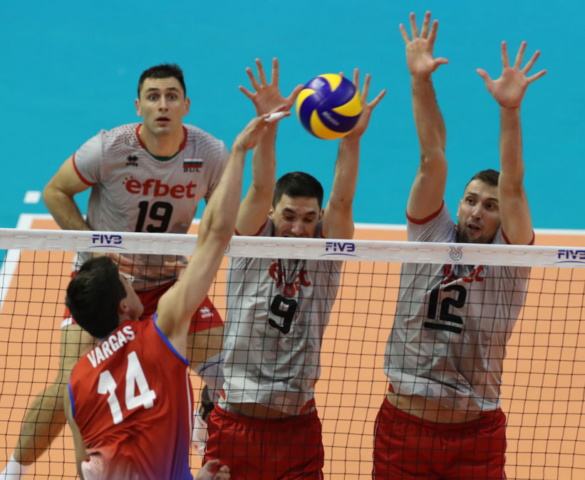 Pelegrin Vargas ataca contra el bloqueo bien montado de Bulgaria / Foto por Fivb.org