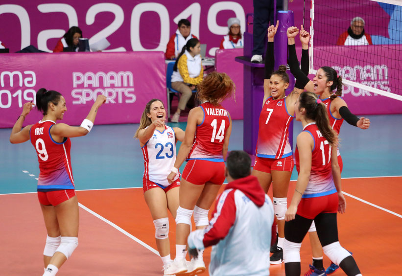 Puerto Rico celebra una jugada ante Argentina / Foto por Norceca