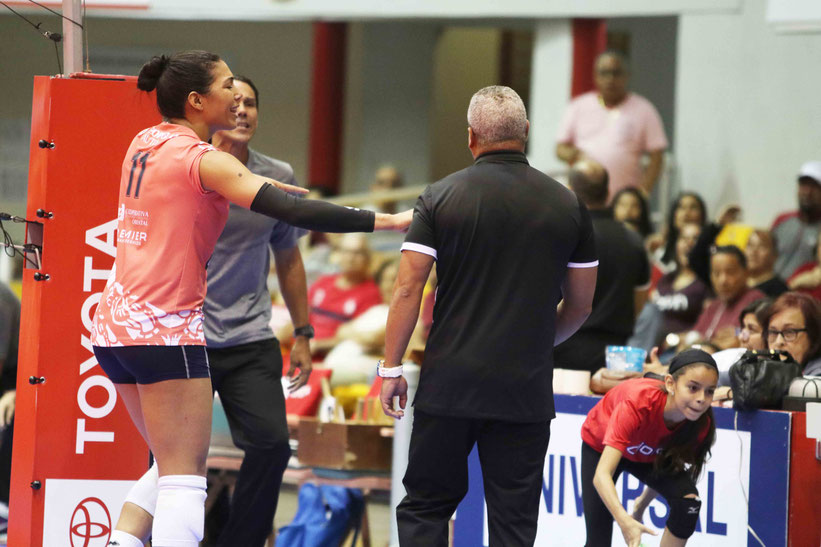 Juan C. Nuñez de Caguas de espalda en la foto y Ramón Hernandez, dirigente de Toa Baja se aproximan para discutir, mientras Karina Ocasio se adelanta para prevenirlo; ambos fueron expulsados del partido / foto por Heriberto Rosario Rosa