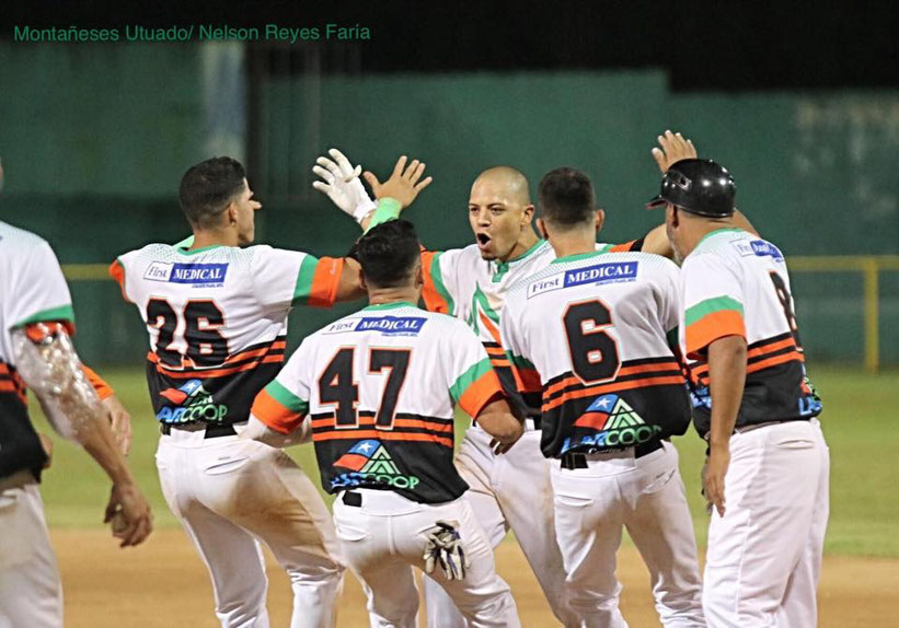 Los Montañeses celebran su primera victoria, gracias a hit de José Díaz / Foto por Nelson Reyes Faria - Montañeses de Utuado