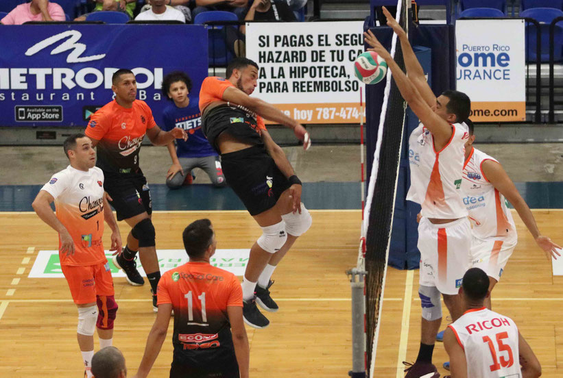 Los Mets de Guaynabo en uniforme blanco defendieron exitosamente su coliseo Quijote Morales para nivelar la Serie Semifinal ante los Changos de Naranjito a un triunfo por bando/ Foto por Heriberto Rosario