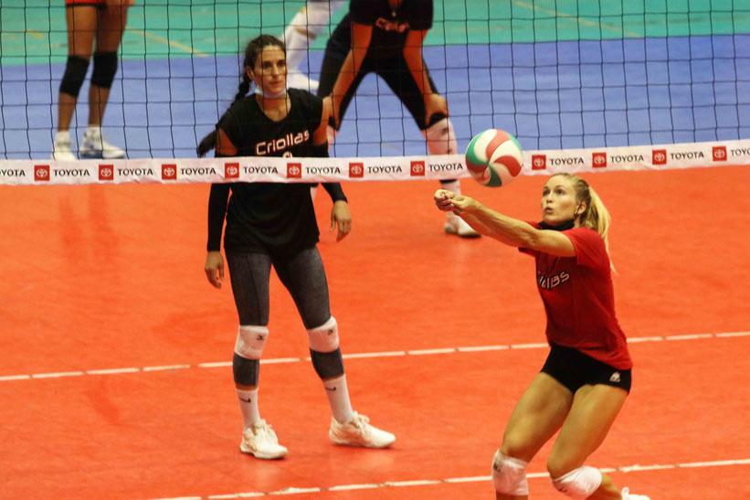 Mariana Thon en acomodo de bompeo se une a las Criollas de Caguas para la LVSF 2021, atrás le observa Jennifer Nogueras, la Colocadora titular del equipo/ foto por Heriberto Rosario Rosa