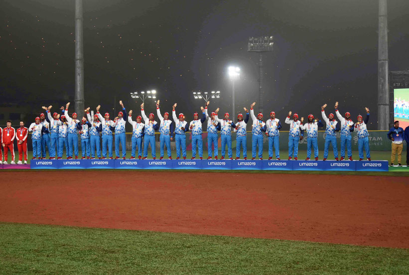 Los jugadores de Puerto Rico posan con sus medallas / Foto por FBAPR