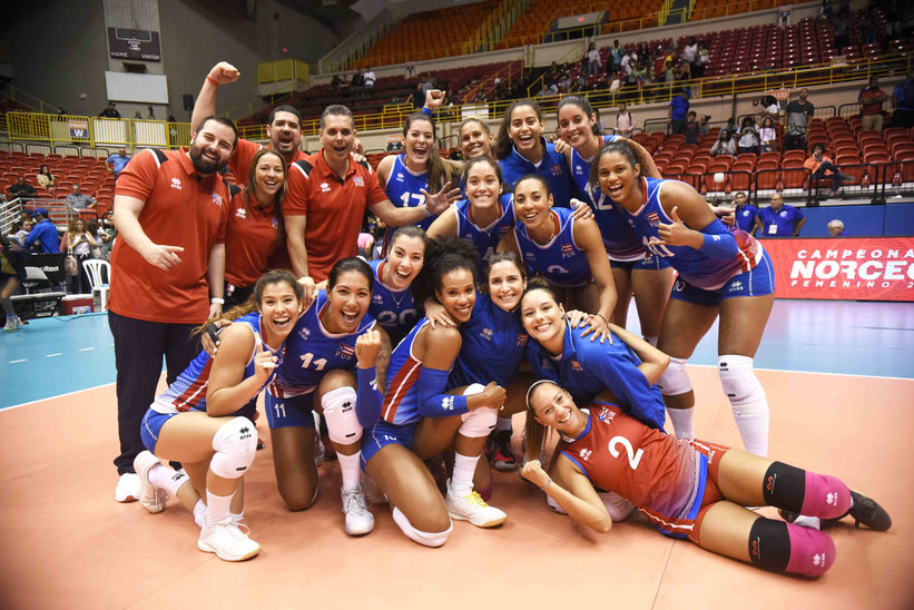 Las anfitrionas (Puerto Rico) vinieron de atrás 7-11 en el primer set, tomando control a través de su potente saque / Foto por Norceca