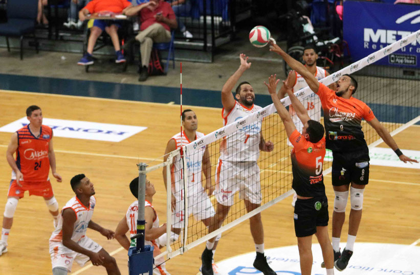 Mets de Guaynabo en uniforme blanco van contra los Changos de Naranjito en la Semfinal B de la LVSM / Foto por Heriberto Rosario