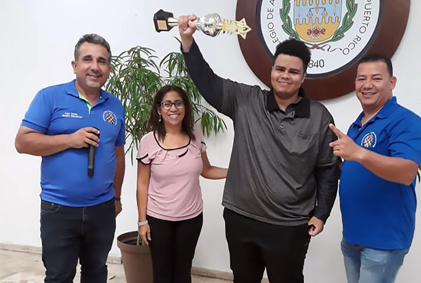 En la foto desde la izq. el Arbitro Nacional y Maestro Internacional Juan Santa, la licenciada Maribel Cordero, el joven Loren Valcárcel y el Arbitro FIDE Ismael R. Soto. / Foto por International Chess Corporation