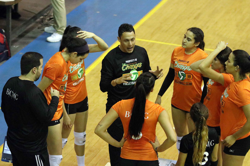 El dirigente Jamille Torres, al centro dando instrucciones fue suspendido siendo defendido por la Gerencia del equipo.