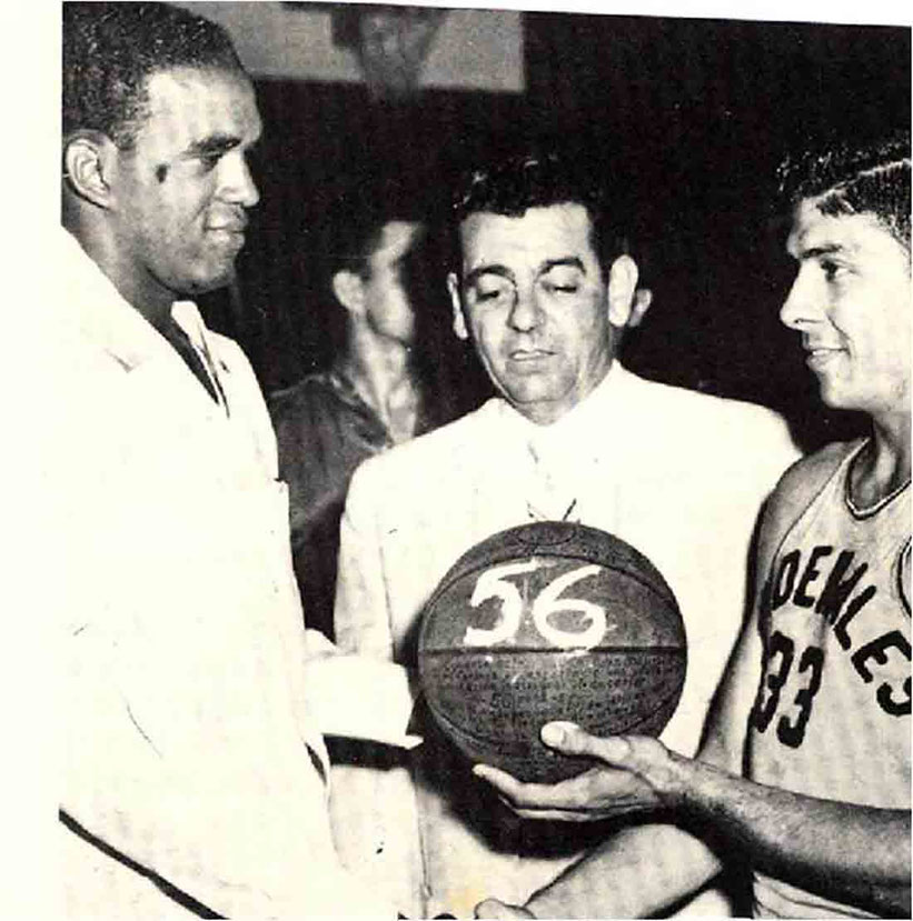 Lulo González le hace entrega de un bola con el #56 a Dickey Cruz reconociendo la marca que impuso de puntos en el BSN para el 1955 / foto por Editorial Deportiva Cain