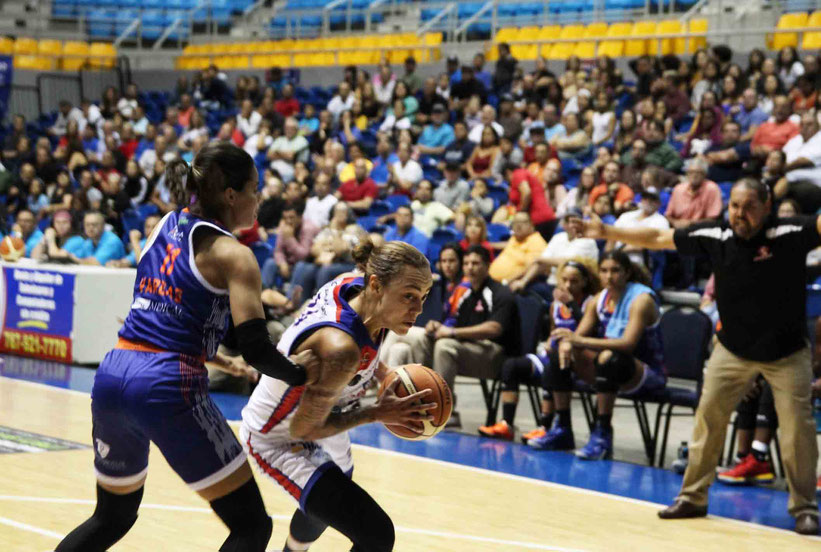 Jazmon Gwathmey fue la mejor del encuentro con 22 puntos en la victoria de las Atenienses sobre Santurce / foto por BSNF