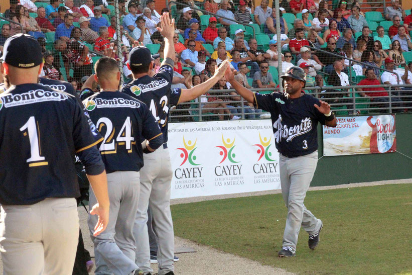 Luis 'Wicho' Figueroa celebra con sus compañeros al marcar carrera (foto por Israel Rivera)
