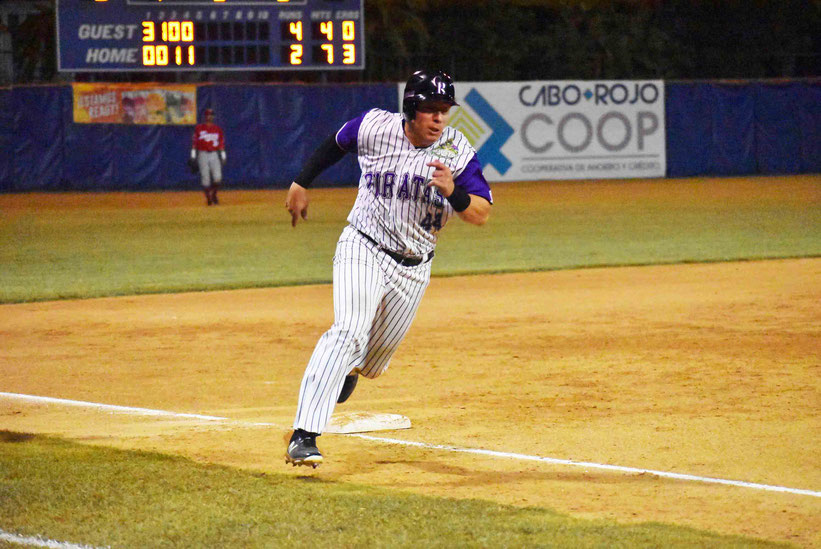 Francisco Cuebas avanza hacia el plato para marcar carrera por los Piratas / Foto por FBAPR