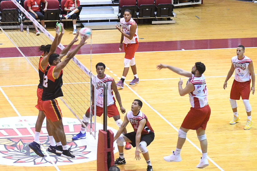 Los Mulos en uniforme negro y rojo solo bloquearon en dos ocasiones en la derrota ante los Indios / Foto por Ángel Santiago