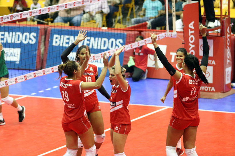 Las Criollas de Caguas celebrando deben ganar sin problemas frente a las Valencianas en la Roger Mendoza
