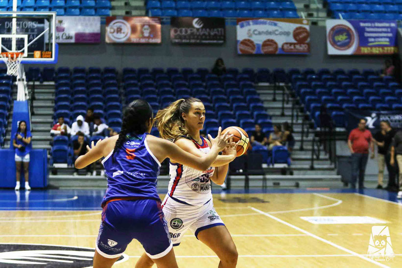 Por las Atenienses de Manati, Kathryn Westbeld con 23 y 13 rebotes. / Foto por BSNF