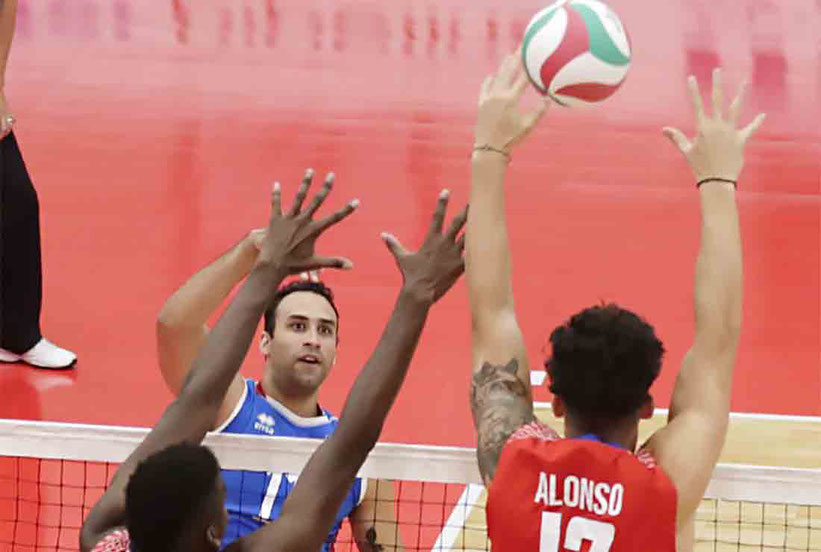 Los cubanos Marlon Yant y Raul Alonso bloquean a Maurice Torres del equipo Puerto Rico / Foto por NORCECA