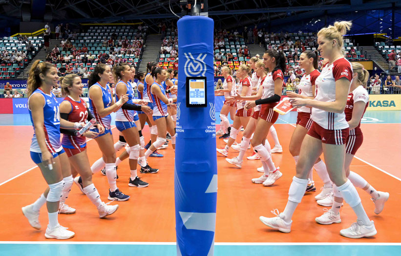 Puerto Rico a la izquierda y Polonia se saludan previo al partido / Foto por FIVB