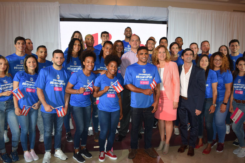 Sara Rosario presidenta COPUR, Víctor Ruiz Jefe de Misión, junto a Franklin Gómez abanderado y parte de la delegación a Lima 2019