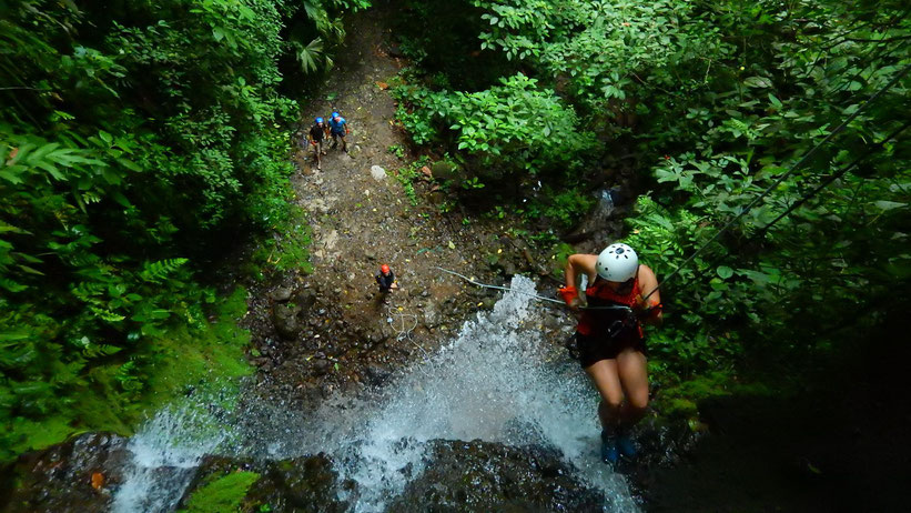 Am Wasserfall abseilen in La Fortuna, Costa Rica