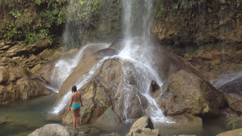 Unterm Wasserfall baden in Soroa, Kuba