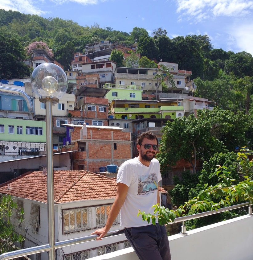 View of the farvela behin Aquarela do Leme
