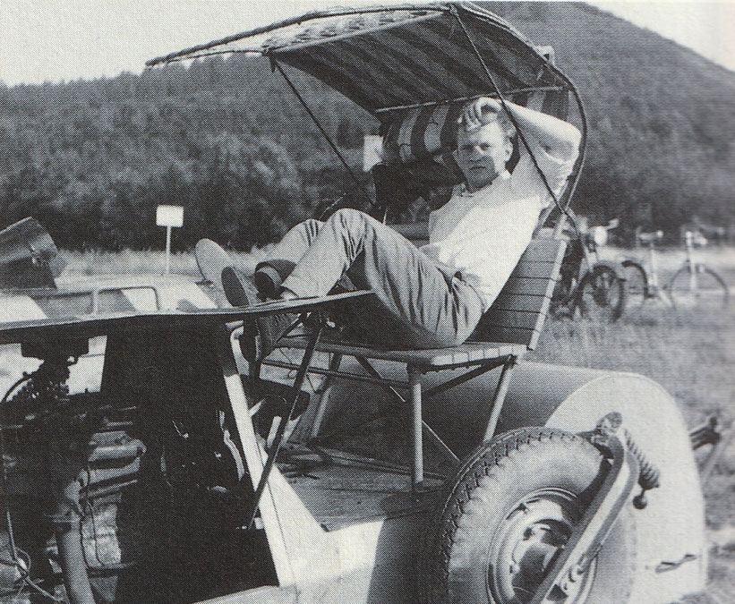 Die selbstgebaute Räder-Anhängerwinde konnte endlich auf dem eigenen Flugplatz eingesetzt werden (1960)