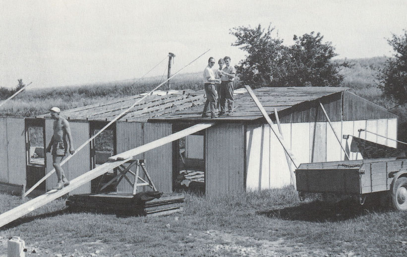 Bei der Segelflughalle wurden Teile einer Baracke des Ostland-Lager verbaut (1960)
