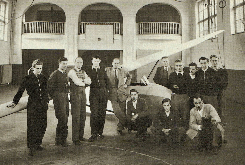 ELV-Mitglieder in der Turnhalle der Friedrich-Wilhelm-Schule vor dem selbstgebauten Grunau Baby (1953)