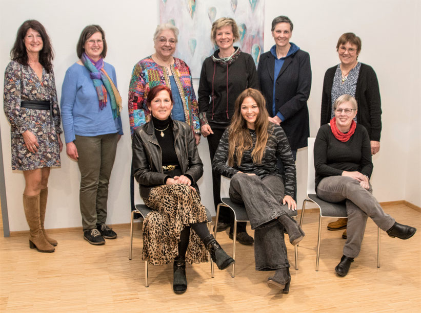 von links: Sonja Schuchter, Sigrid Schmelzle, Karin Jäckel, Bettina Mutschler, Christa Maria Buß, Dominique Bertrand, Ruth Kirmaier, Kim Patricia Laubner, Elke Kraus - Foto: Klaus-Peter Jäckel