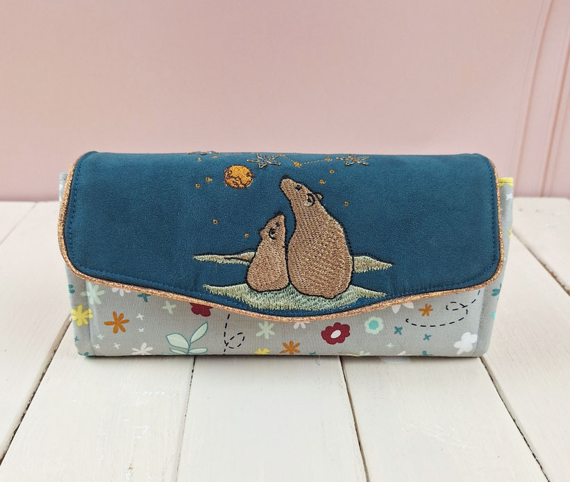 Grand portefeuille femme brodé ours au clair de lune – compagnon bohème en suédine bleu pétrole et tissu fleuri, artisanat de France, article unique et original
