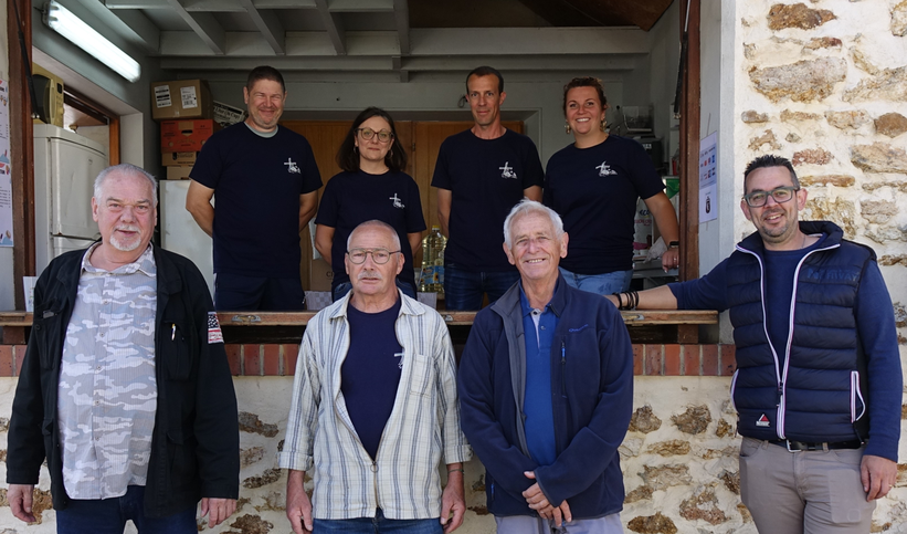 La nouvelle équipe du Comité des fêtes de Mézy-Moulins avec Claude Jacquin, maire de la commune (au premier plan 3e en partant de la gauche).