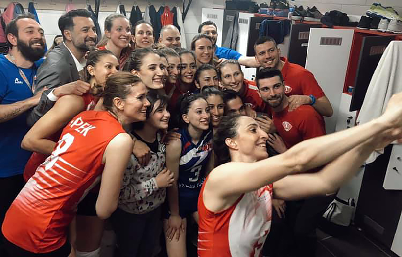 Stephanie "Fefa" Enright, en la foto frente al caballero de chaqueta gris, se espera que se incorpore a las Criollas en algún momento de la semifinal / foto por Fanpage de Fefa Enright y el Turk Hava Yollari FACEBOOK