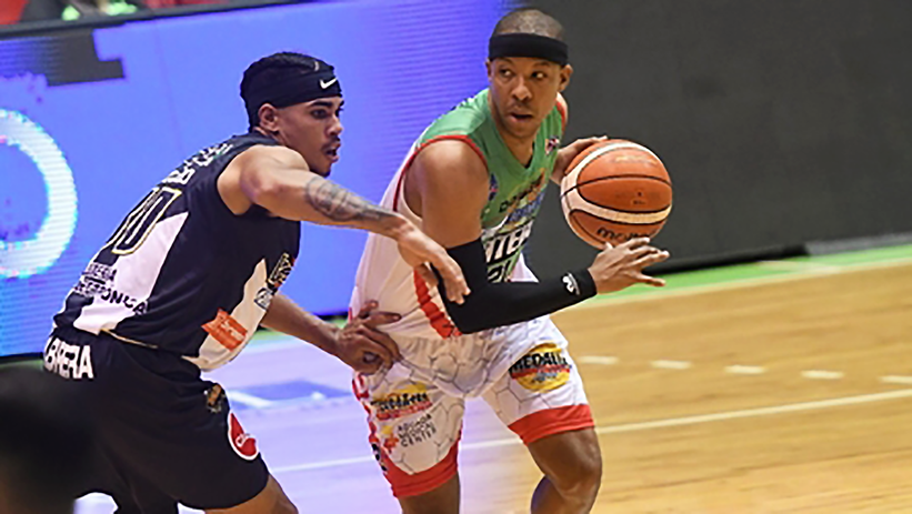 El armador Filiberto Rivera anotó un triple quedando 1.3 segundos para darle la victoria a los Santeros de Aguada / Foto por Angel Santiago Alequin