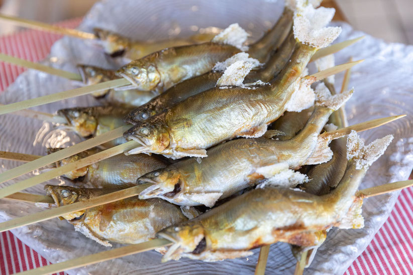 食べる水族館魚ぎ名物ハーブ鮎の塩焼き（イベント出店時は炭火焼き！）