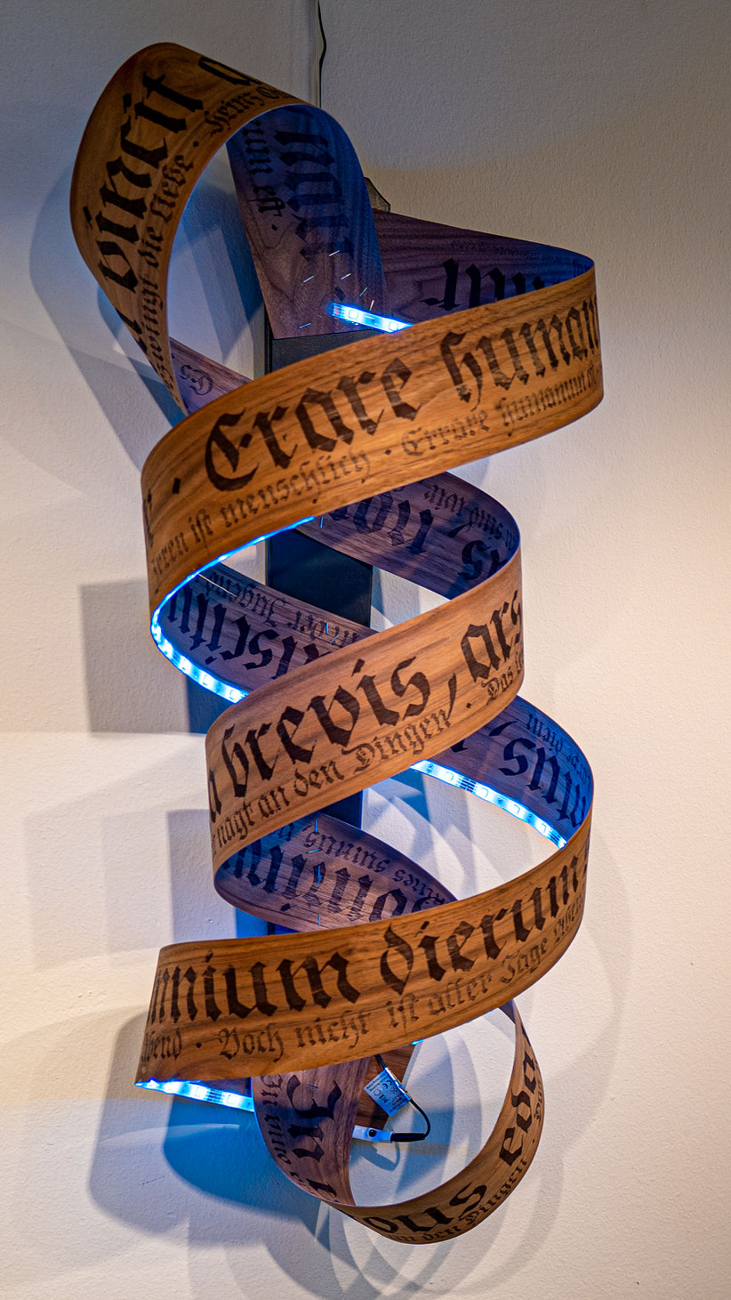 Nr. 56 / HEINZ GRÜNAUER / "Nussige Fraktur", Schriftspirale, 3D-Installation, 35x35x100cm, 490,-€