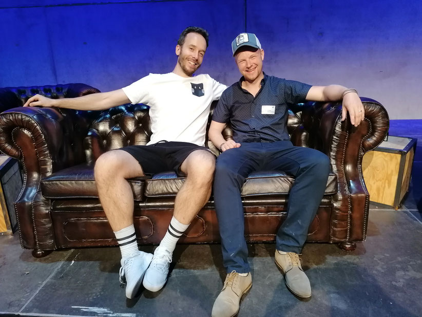 Philipp und Michael auf dem Bühnensofa der OMR Roadshow in den Stuttgarter Wagenhallen