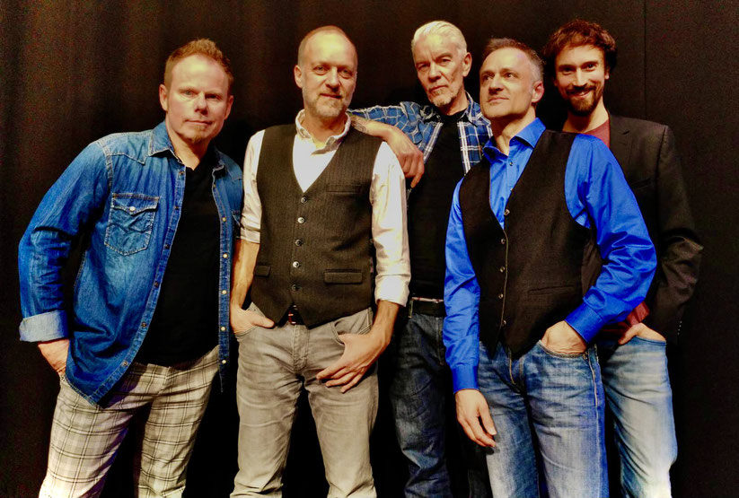 Axel Roesler (Vocals, Guitars), Helmut Grote (Vocals, Bass), Jens Friedrichsen (Drums), Jörg Kalus (Vocals, Acoustic Guitar), Erik Borenius (Keyboards)