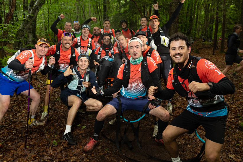 Groupe de trailers participant à la Volvic Volcanic Experience dans les volcans d'Auvergne photo événement sportif réalisée par Cyril Langeard avec une joelette