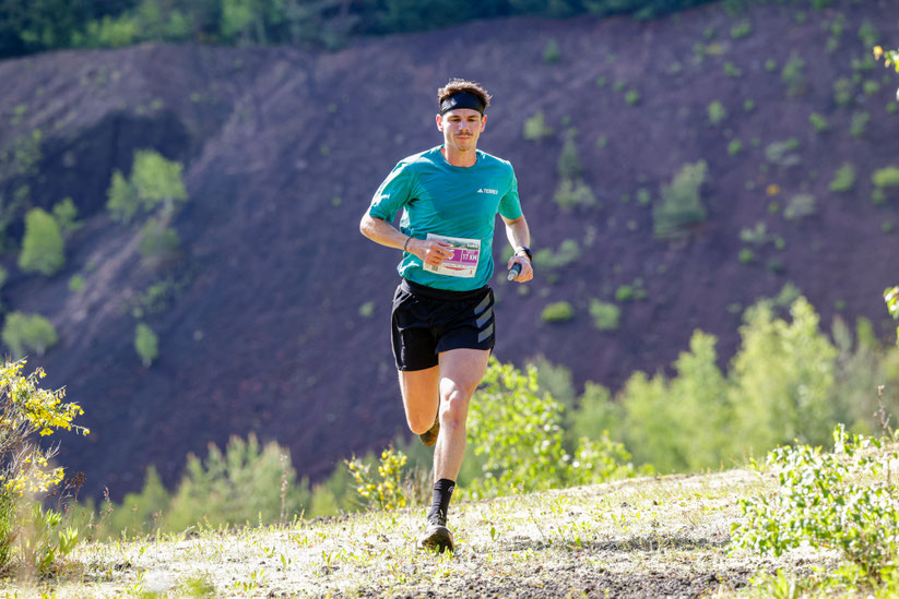 Coureur participant à la Volvic Volcanic Experience dans une forêt d'Auvergne photographié par Cyril Langeard photographe sportif à Montauban