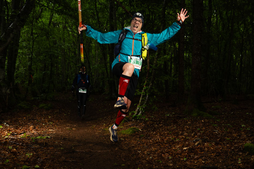 Trailer franchissant un passage forestier avec enthousiasme lors de la VVX en Auvergne reportage photo trail par Cyril Langeard