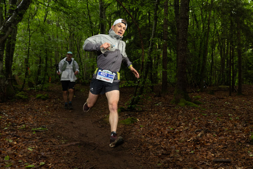 Coureur participant à la Volvic Volcanic Experience dans une forêt d'Auvergne photographié par Cyril Langeard photographe sportif à Montauban