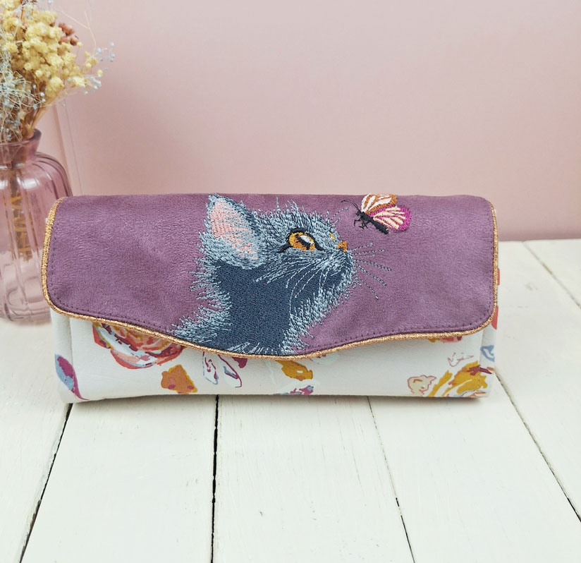 grand portefeuille brodé femme, broderie chat chaton, tissu rose clair avec des fleurs, idée cadeau original unique pour femme