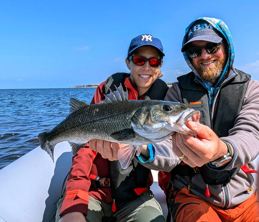Session de pêche en mer avec un couple passionné, guidée par un professionnel en Normandie.