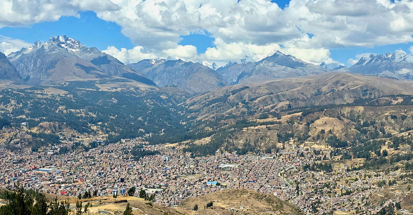 Unten Stadt Huaraz, hinten Cordillera Blanca