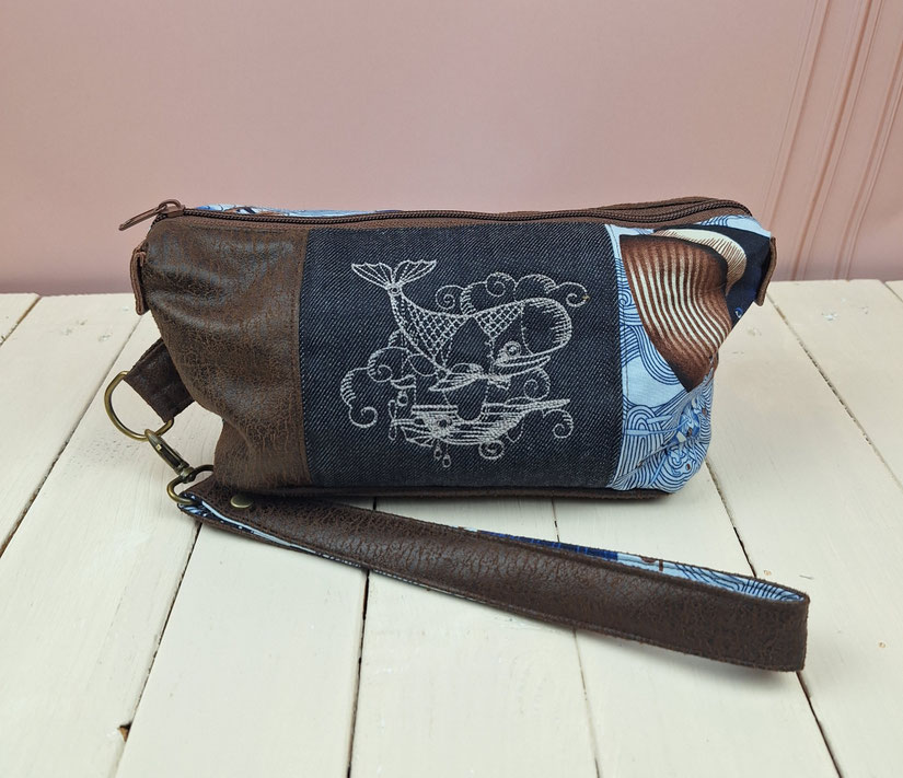 grande trousse de toilette pour homme, original et pratique , jeans bleu, faux cuir marron, broderie baleine, mer océan, idée cadeau artisanal pour homme