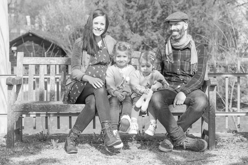 Familie auf einer Parkbank beim Schloss Zwingen