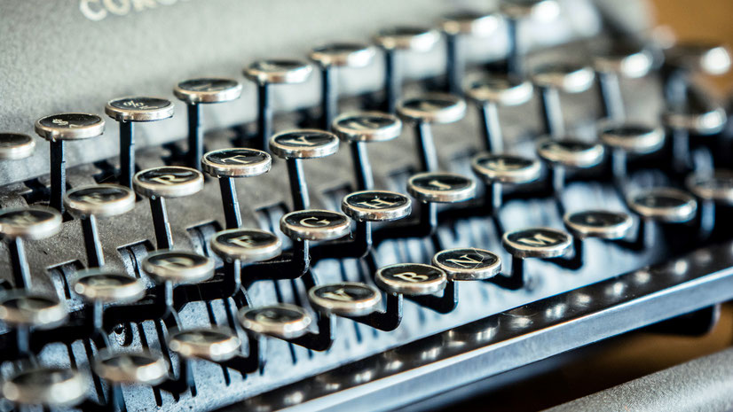 Tastatur einer Schreibmaschine. Bild von Peter Pryharski auf Unsplash.