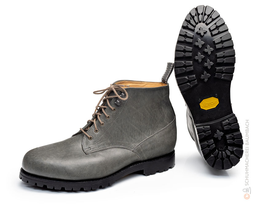 Graue Stiefelette aus pflanzlich gegerbtem Leder von der Gerberei Beuleke in Runkel mit Vibram Profilsohle (Foto: ©Andreas Baumbach / Schuhmacherei Baumbach)