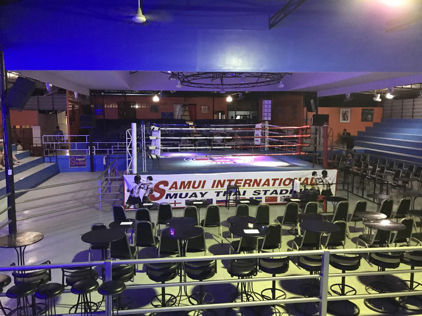 Der Boxring und die noch leeren Stuhlreihen im Samui International Muay Thai Stadium.